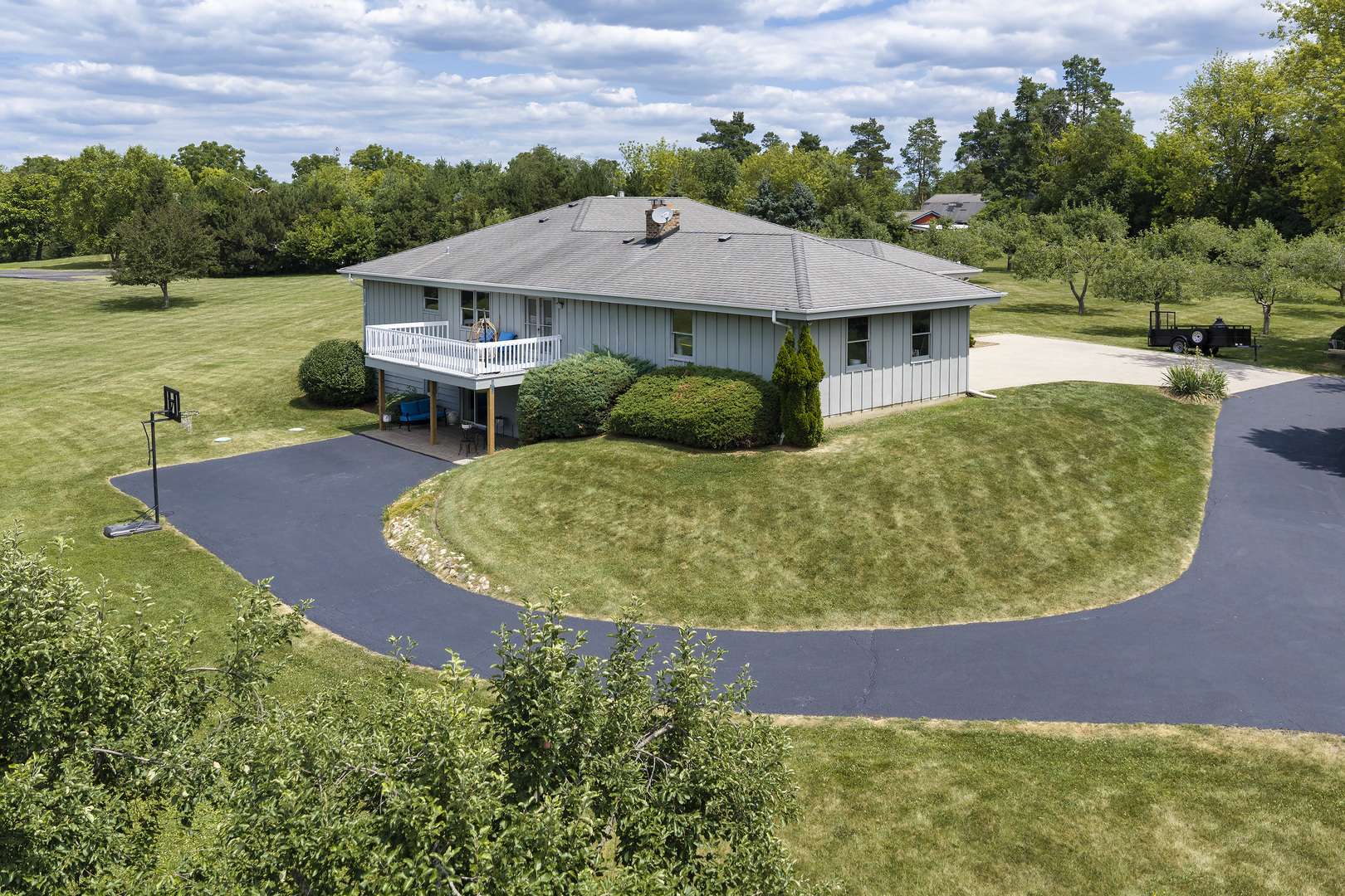 195 Clover Hill LN, North Barrington, IL 60010
