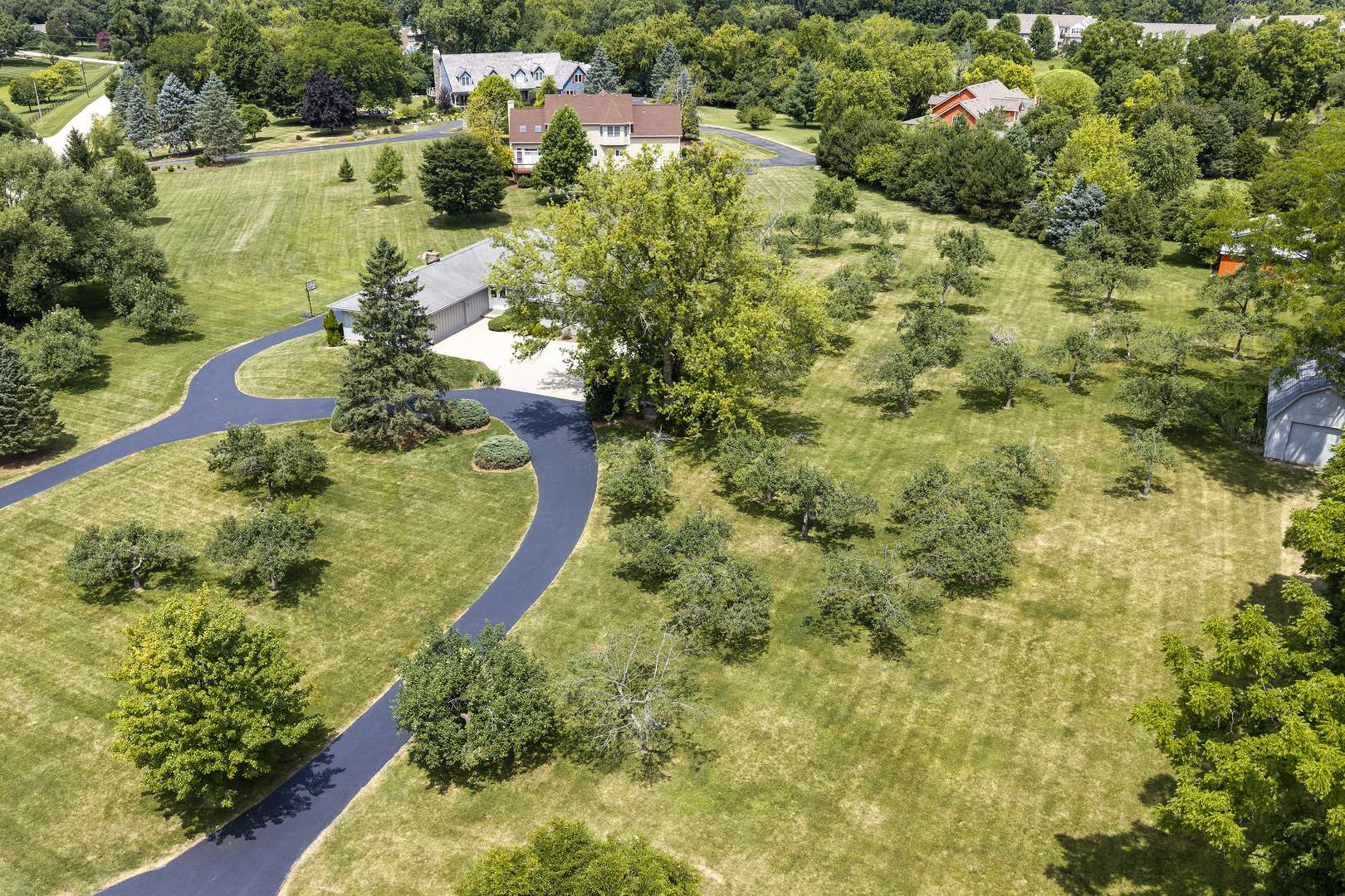 195 Clover Hill LN, North Barrington, IL 60010