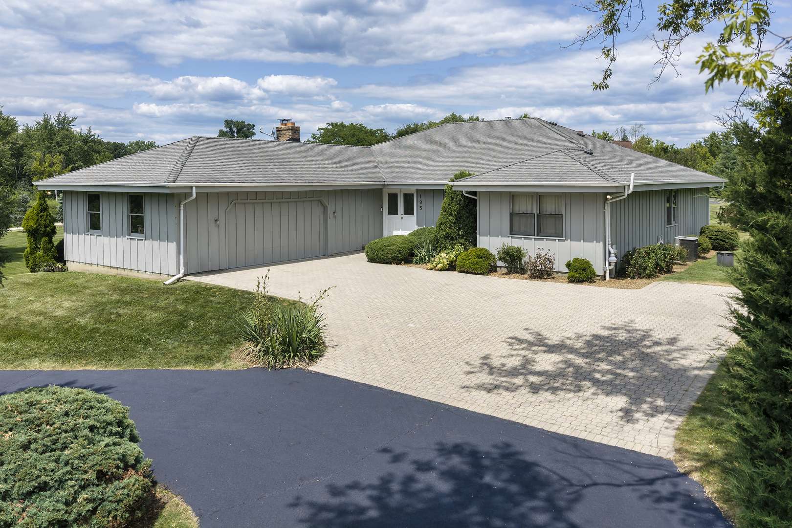 195 Clover Hill LN, North Barrington, IL 60010