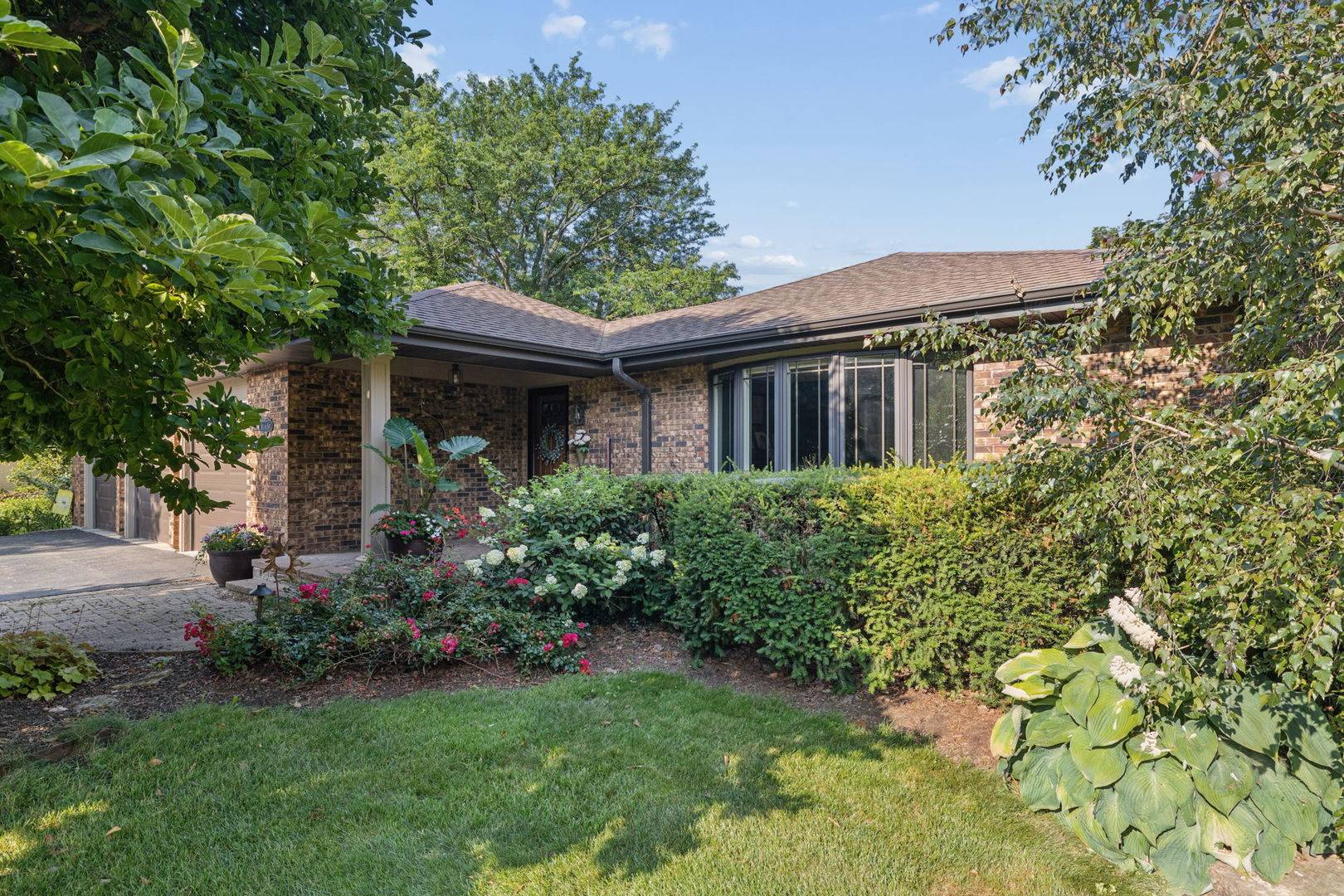 11S634 Mcgrath LN, Naperville, IL 60564