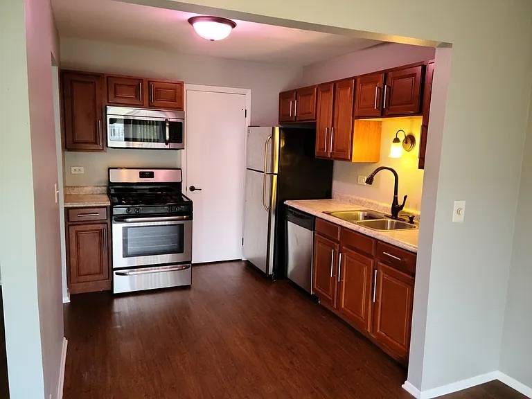221 Hawthorne CT #C1, Schaumburg, IL 60193