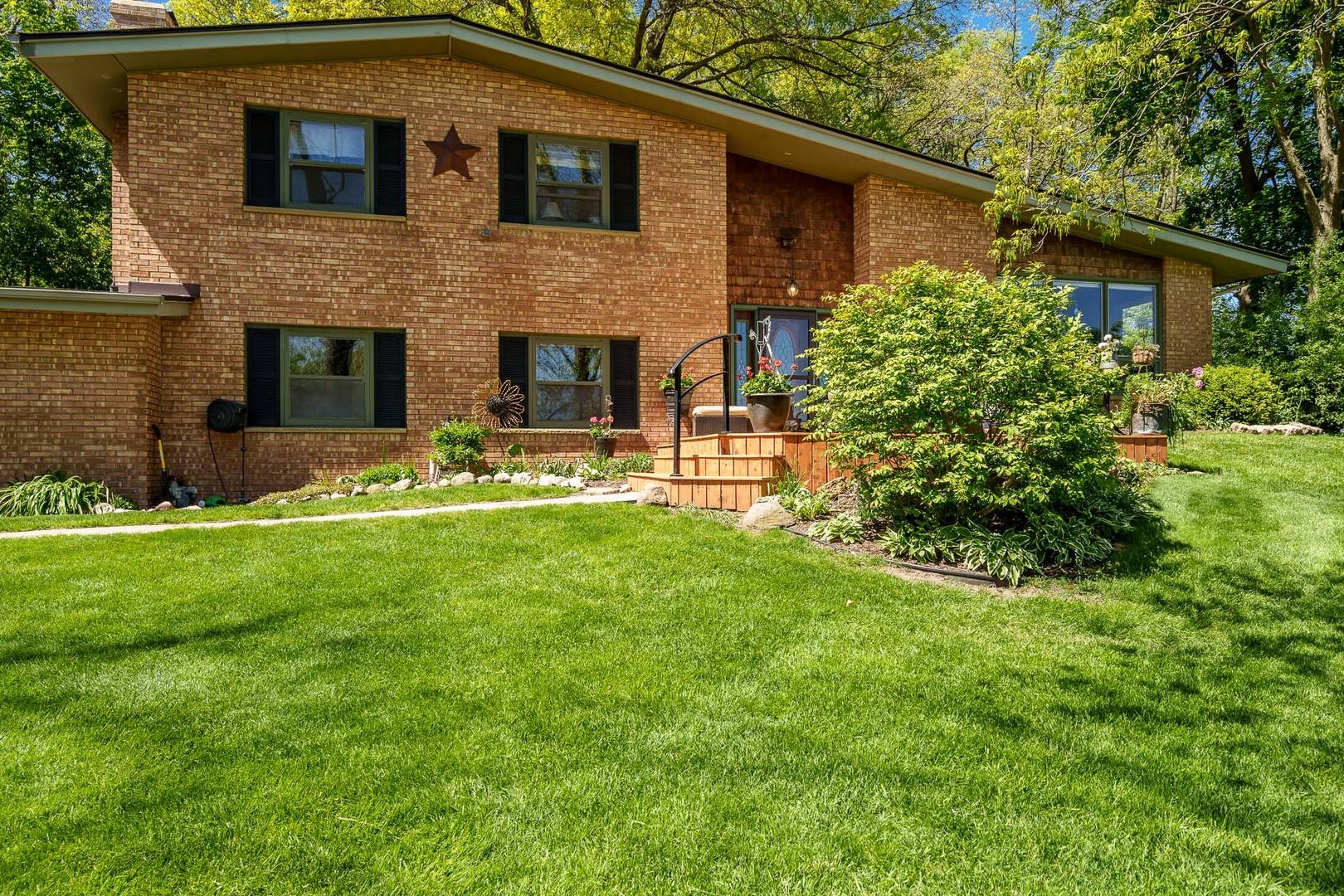 12451 Chuckanut DR, Roscoe, IL 61073