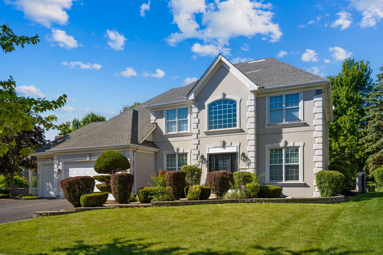 26W286 Pinehurst DR, Winfield, IL 60190