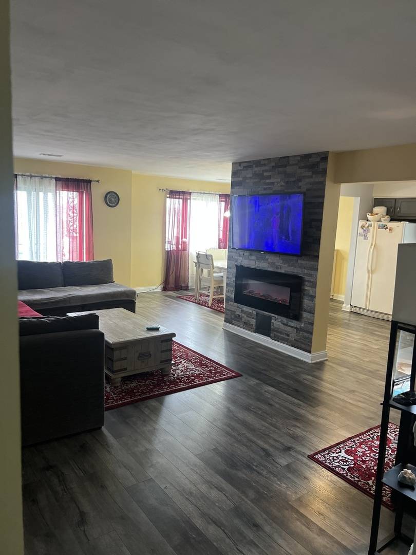 9355 Landings LN #301, Des Plaines, IL 60016