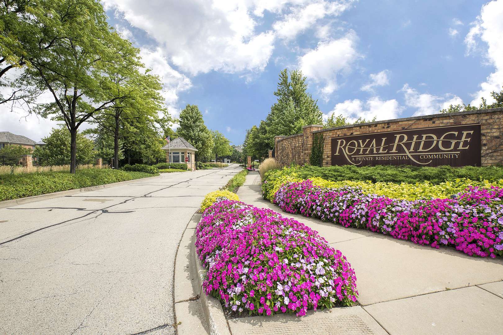 2269 Royal Ridge DR, Northbrook, IL 60062