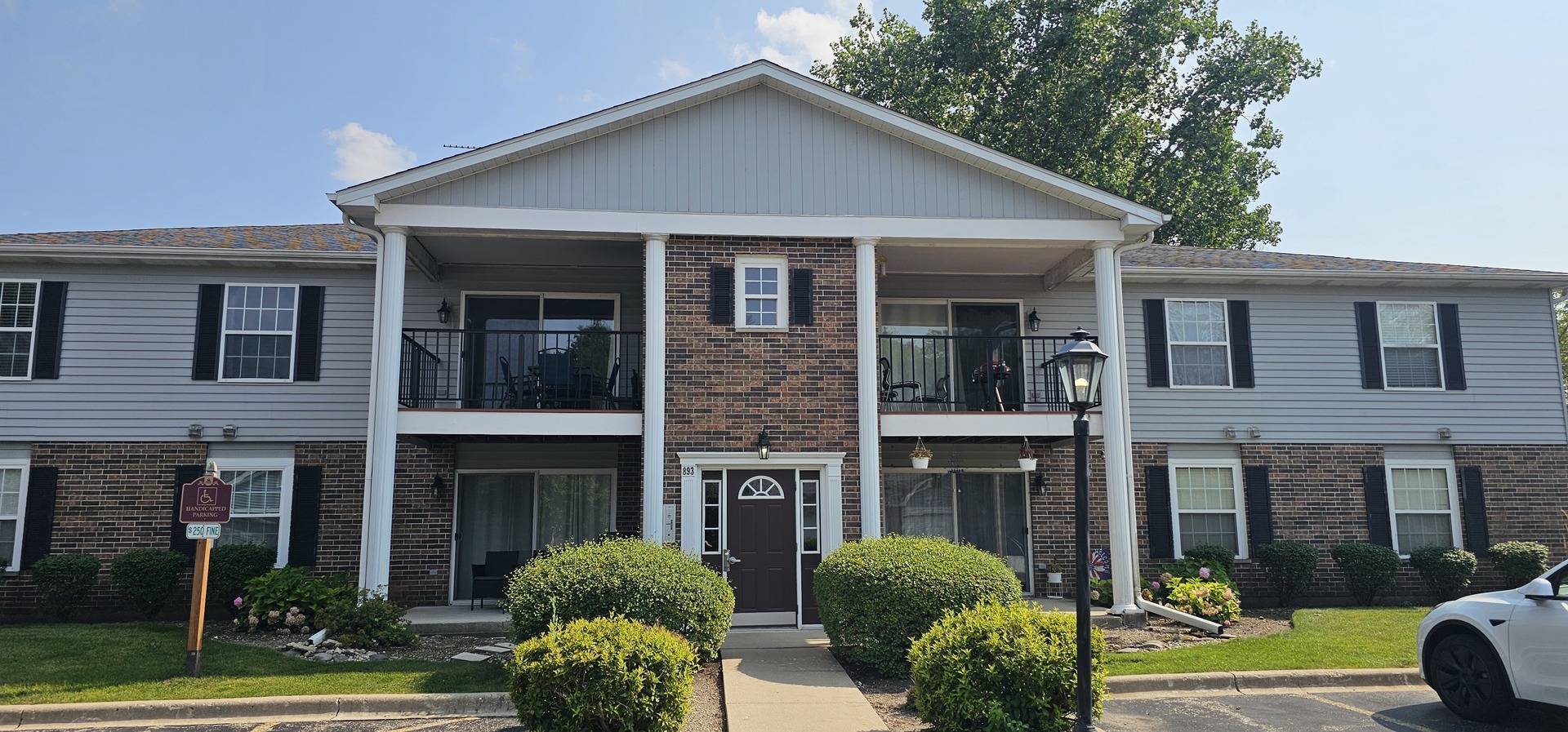 893 Golf Course RD #8, Crystal Lake, IL 60014