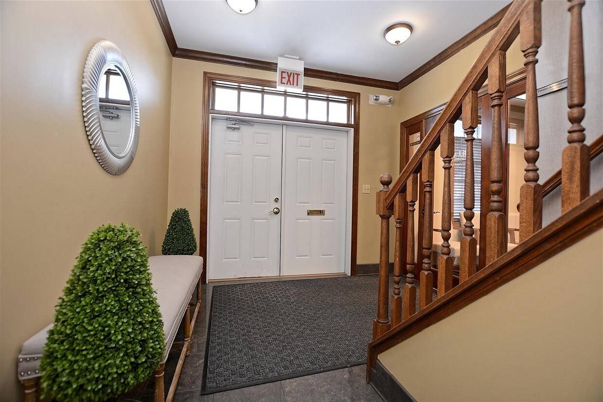 1626 Colonial Pkwy, Inverness, IL 60067