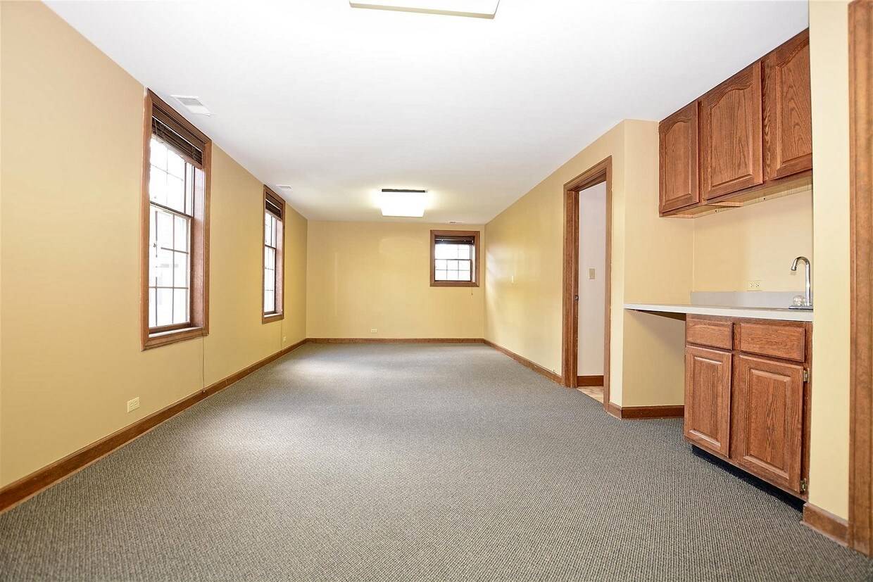 1626 Colonial Pkwy, Inverness, IL 60067