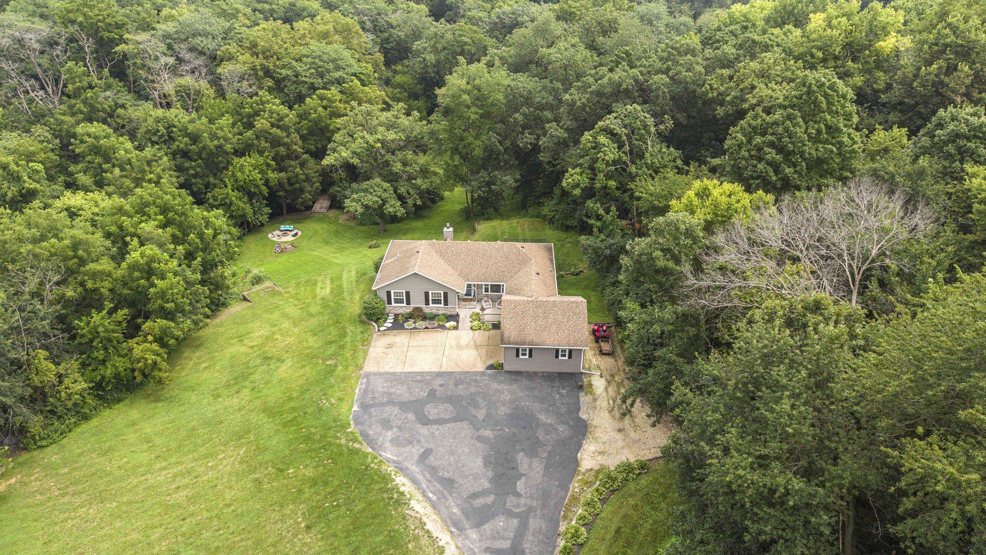 2260 Tara LN, Leclaire, IA 52723