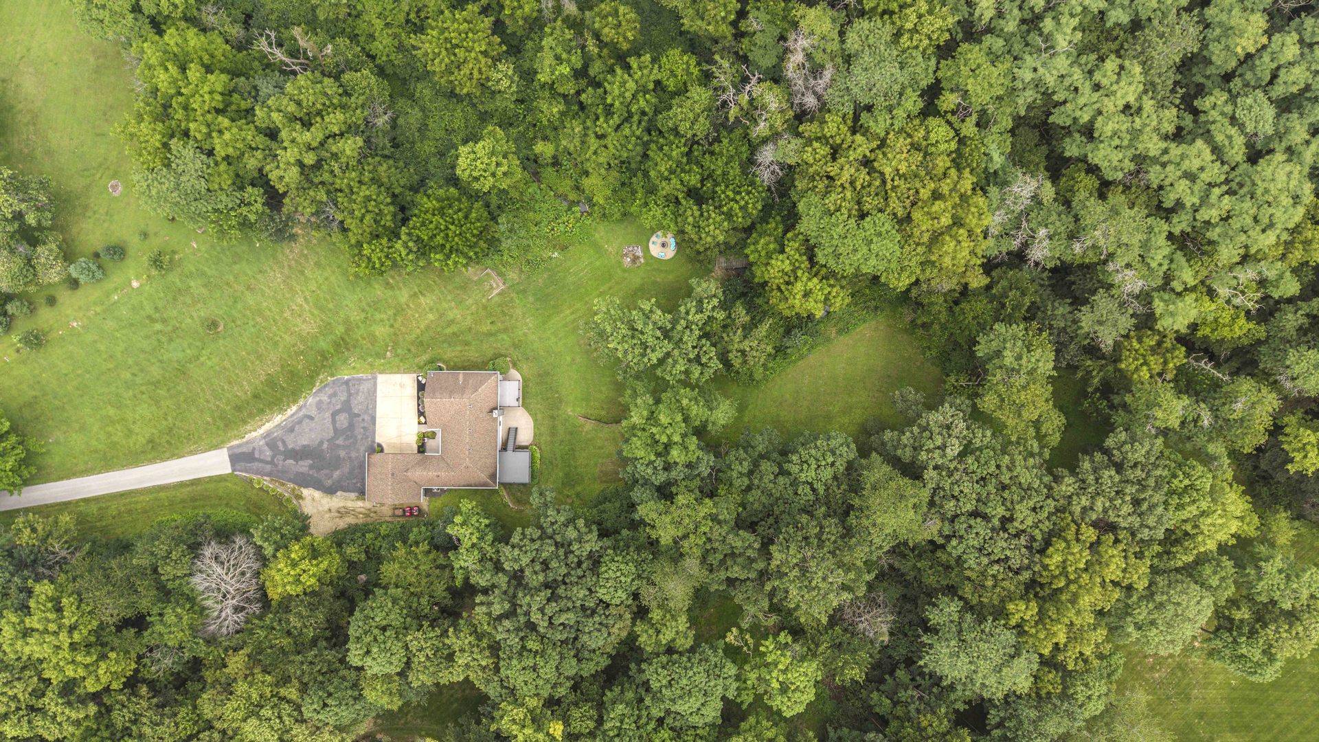 2260 Tara LN, Leclaire, IA 52723