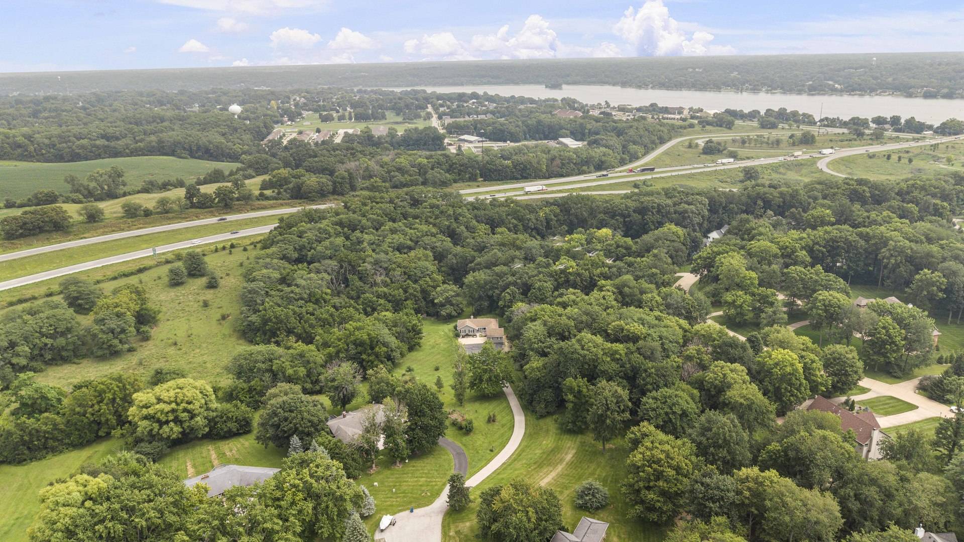 2260 Tara LN, Leclaire, IA 52723