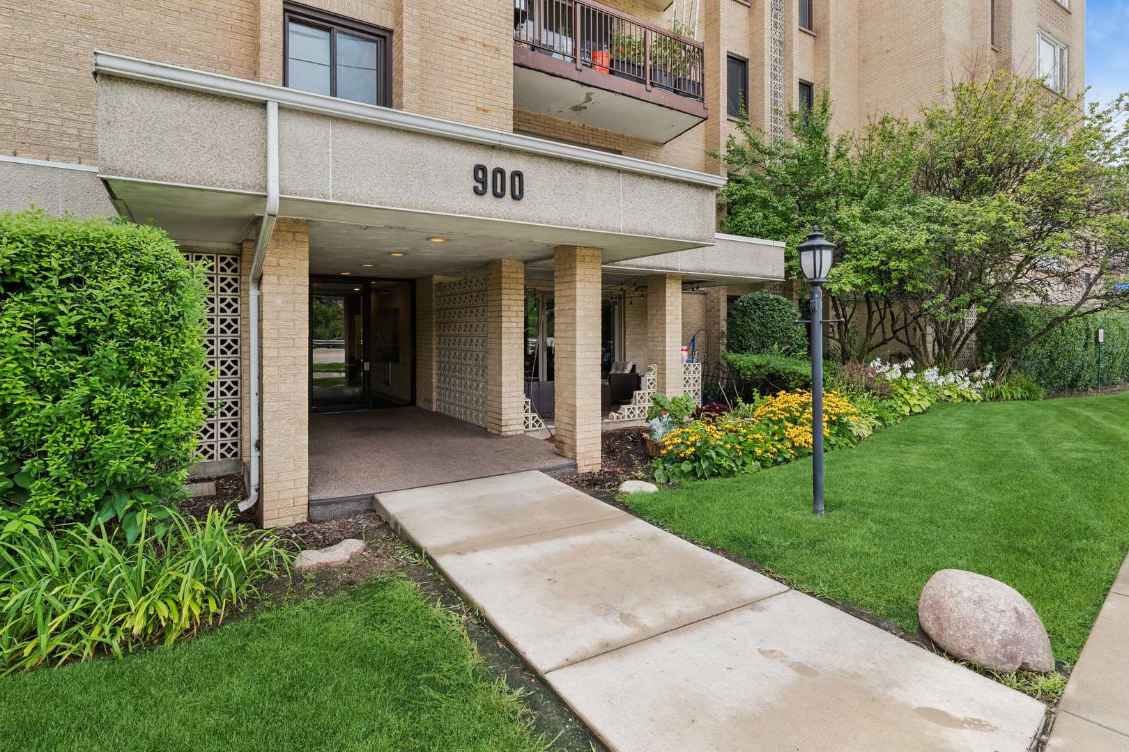 900 S River RD #4F, Des Plaines, IL 60016