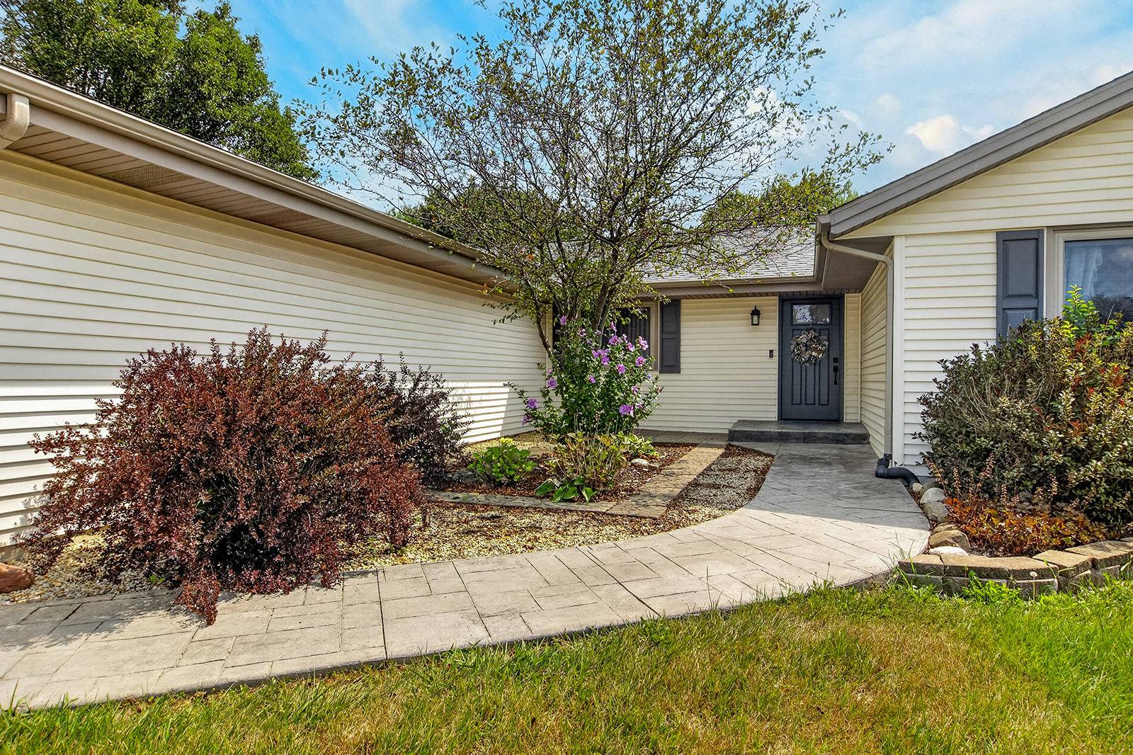 9289 Old Towne CT, Roscoe, IL 61073