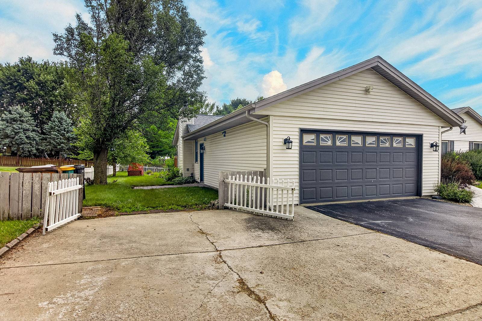 9289 Old Towne CT, Roscoe, IL 61073