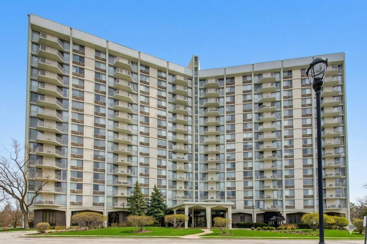 40 N Tower RD #16N, Oak Brook, IL 60523