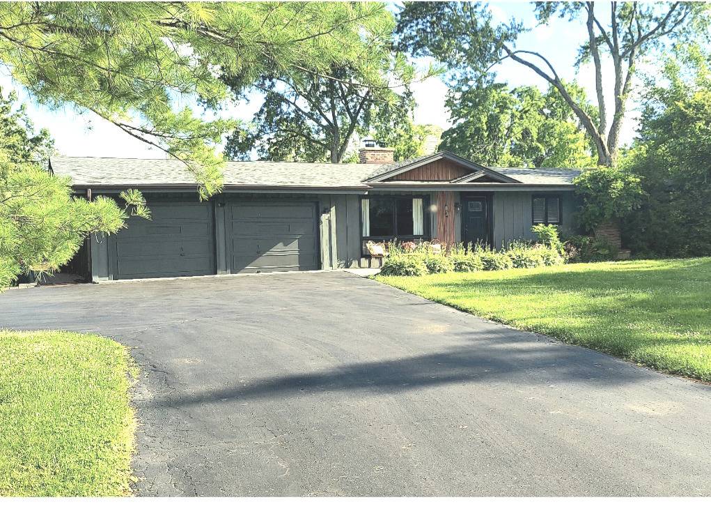 83 Wildwood DR, Barrington, IL 60010