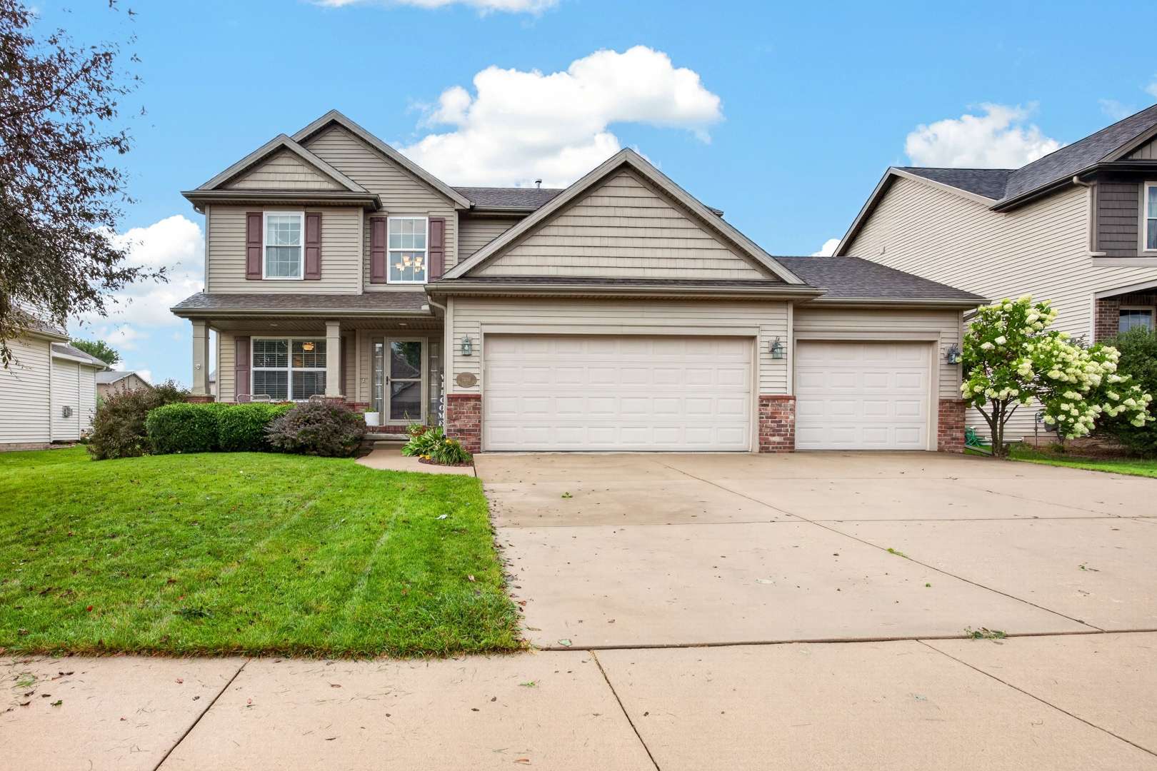1310 Longford LN, Bloomington, IL 61704