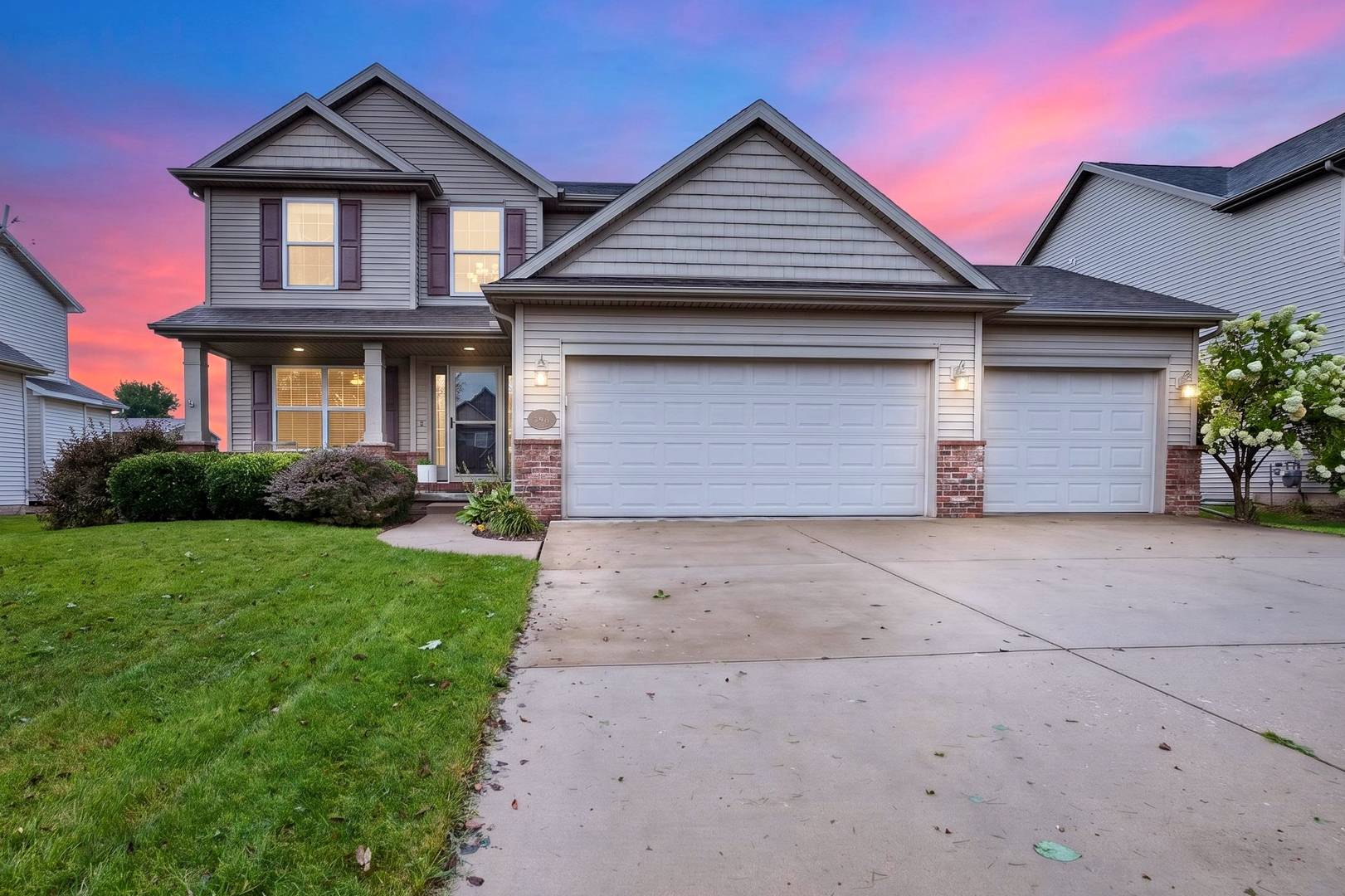 1310 Longford LN, Bloomington, IL 61704