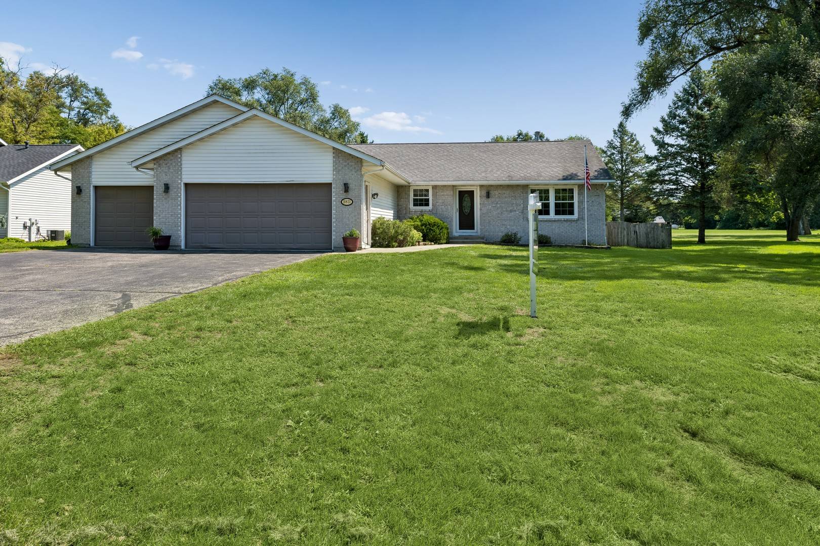 10831 Miller LN, Machesney Park, IL 61115