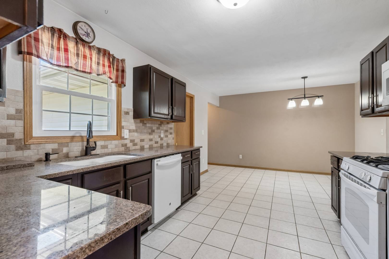 10831 Miller LN, Machesney Park, IL 61115
