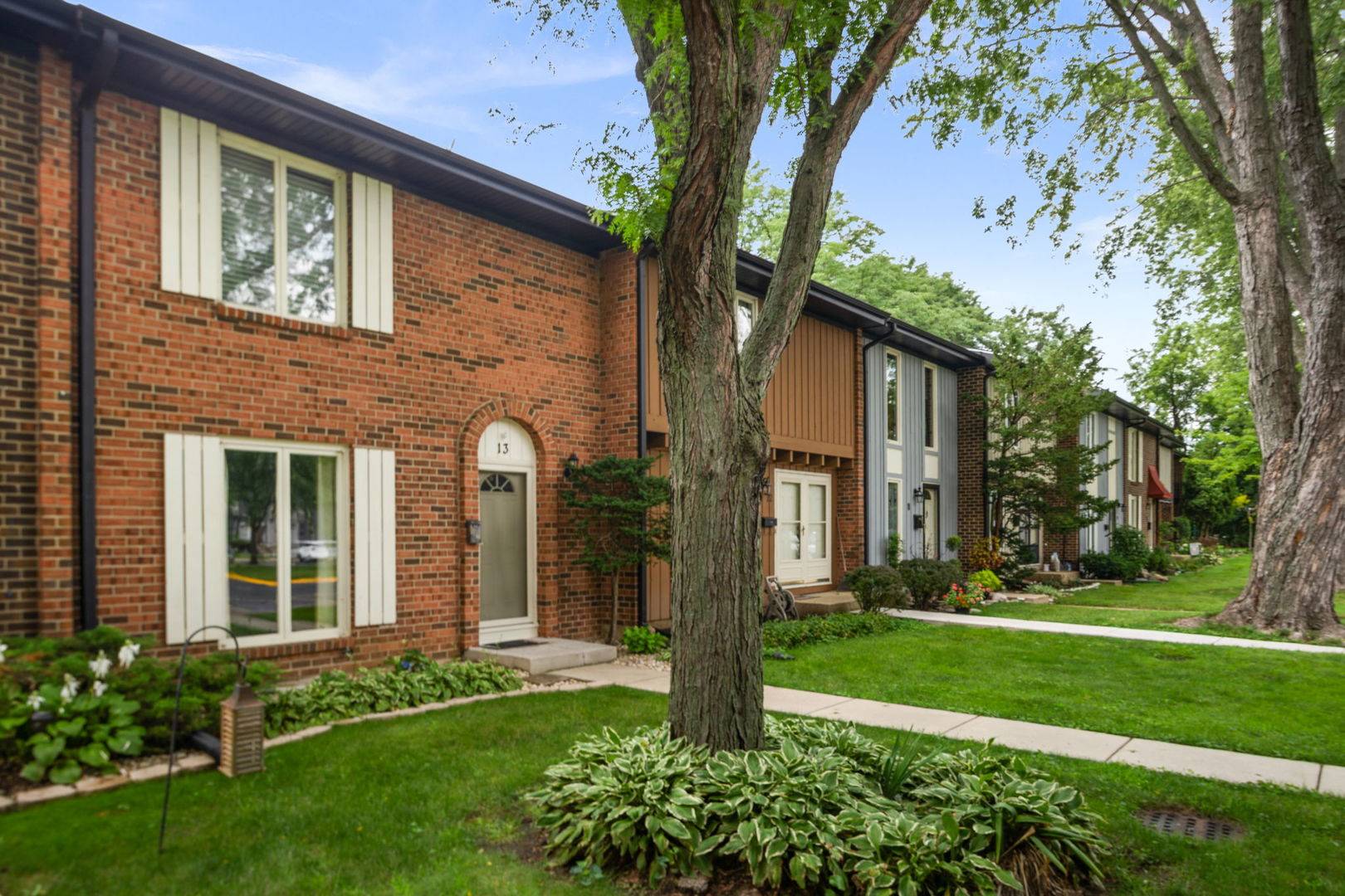 13 Dumbarton Oaks PL, Elgin, IL 60123