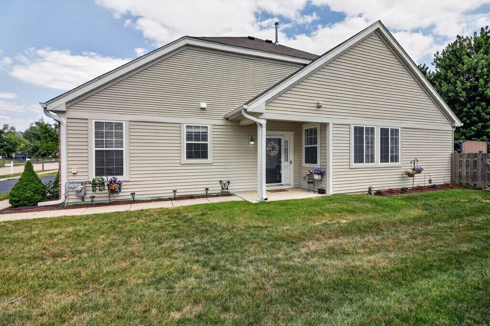 8218 Tremont LN, Joliet, IL 60431