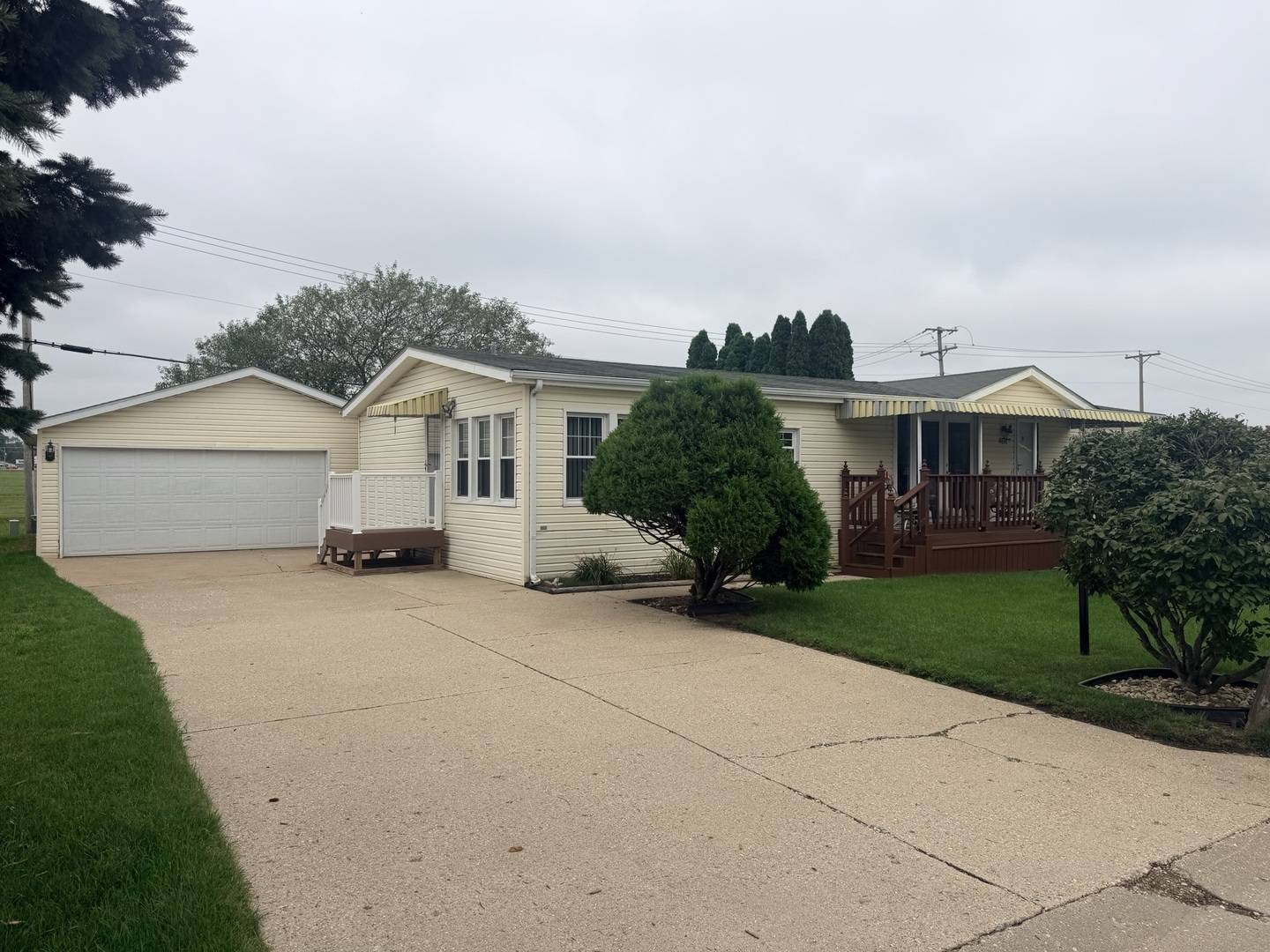 8616 Summerwood DR, Roscoe, IL 61073