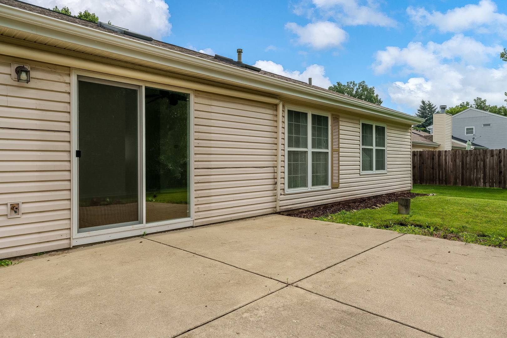 571 Newport CT, Island Lake, IL 60042