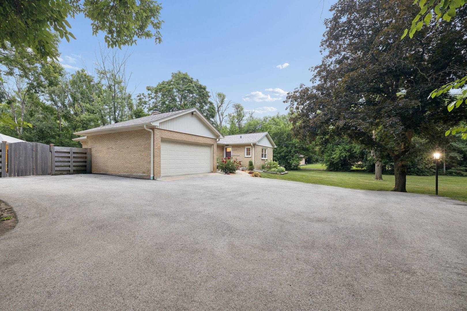 8165 Clarendon Hills RD, Willowbrook, IL 60527