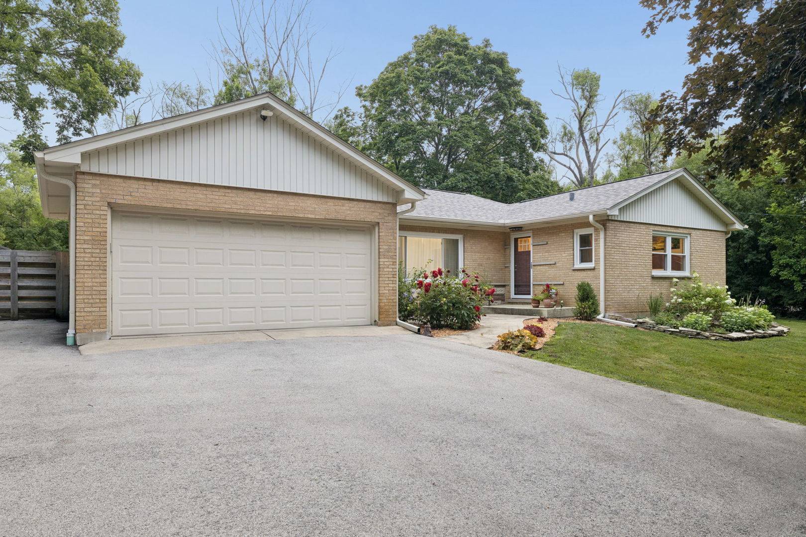 8165 Clarendon Hills RD, Willowbrook, IL 60527