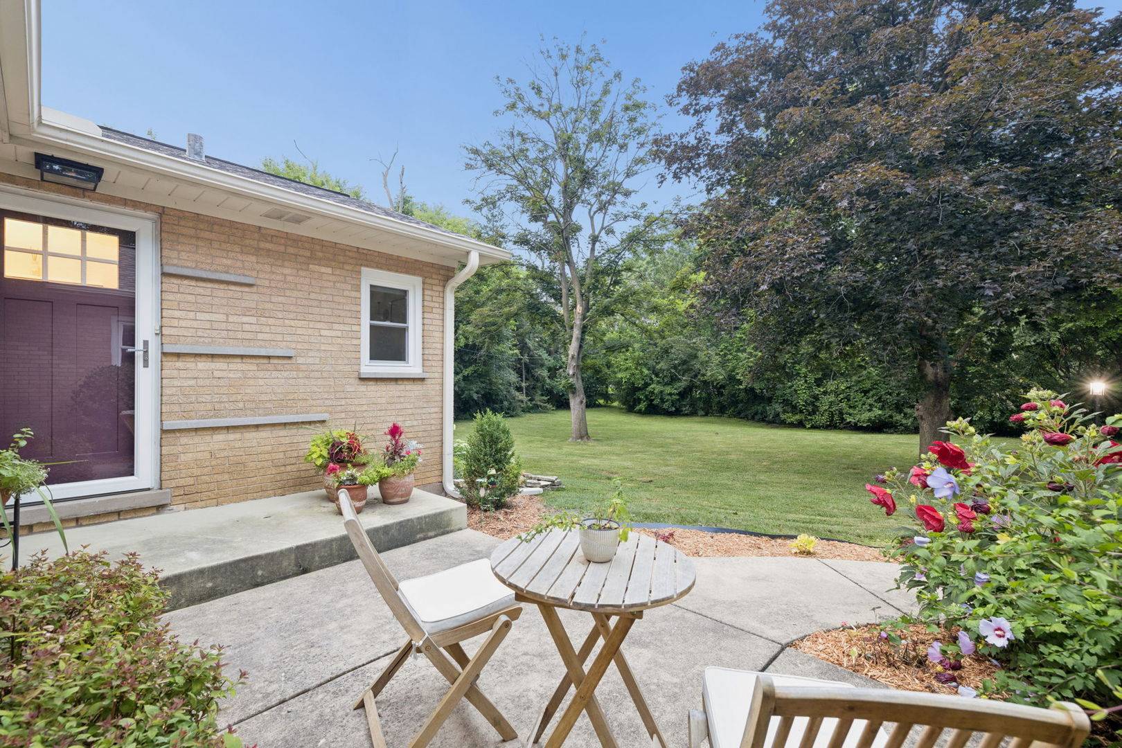 8165 Clarendon Hills RD, Willowbrook, IL 60527