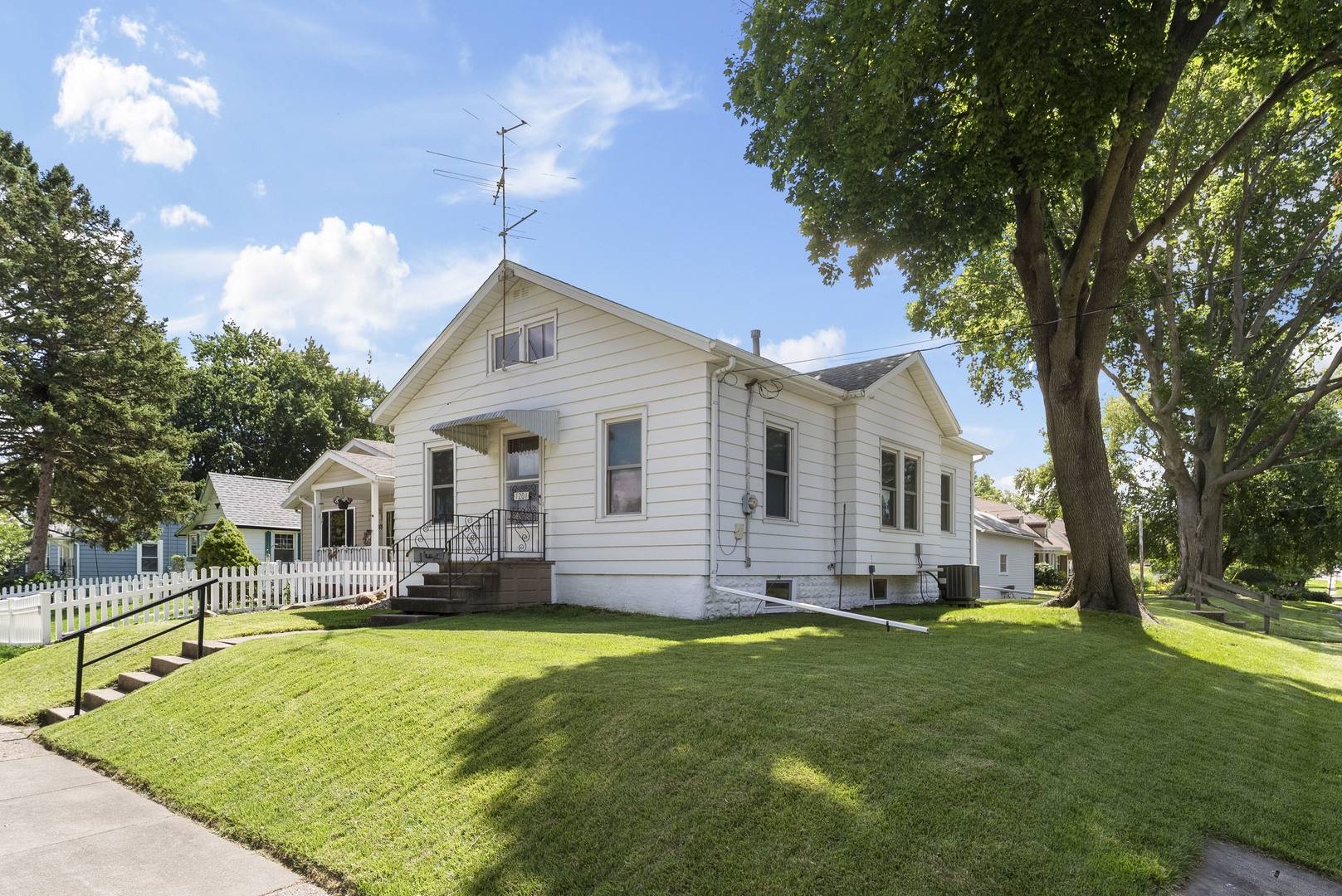 1201 E Central Park AVE, Davenport, IA 50803