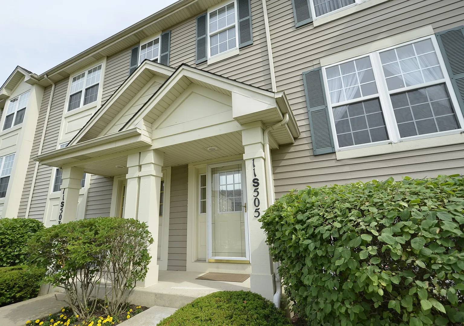 11S505 Rachael CT, Willowbrook, IL 60527