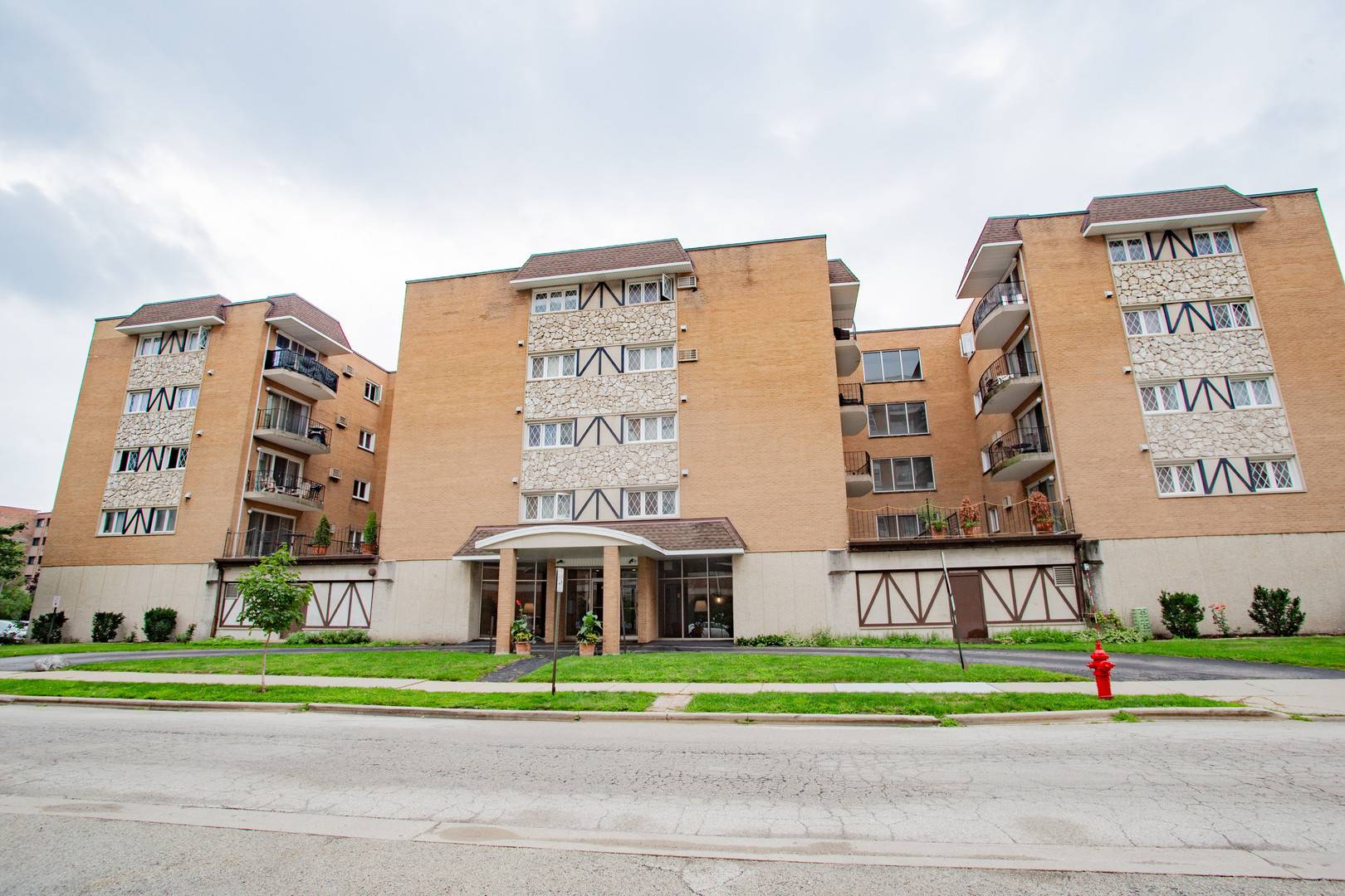 1633 River ST #2A, Des Plaines, IL 60016
