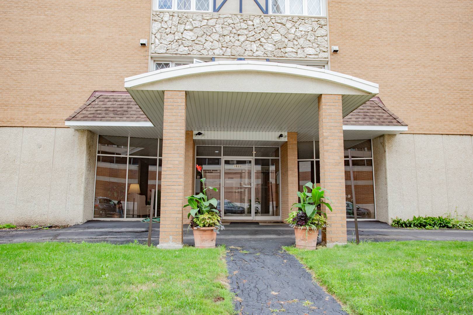 1633 River ST #2A, Des Plaines, IL 60016