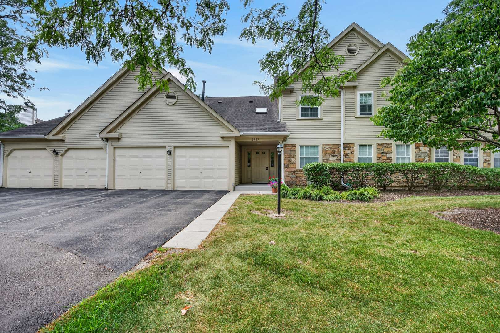 2789 Glasgow CT #Z2, Schaumburg, IL 60194