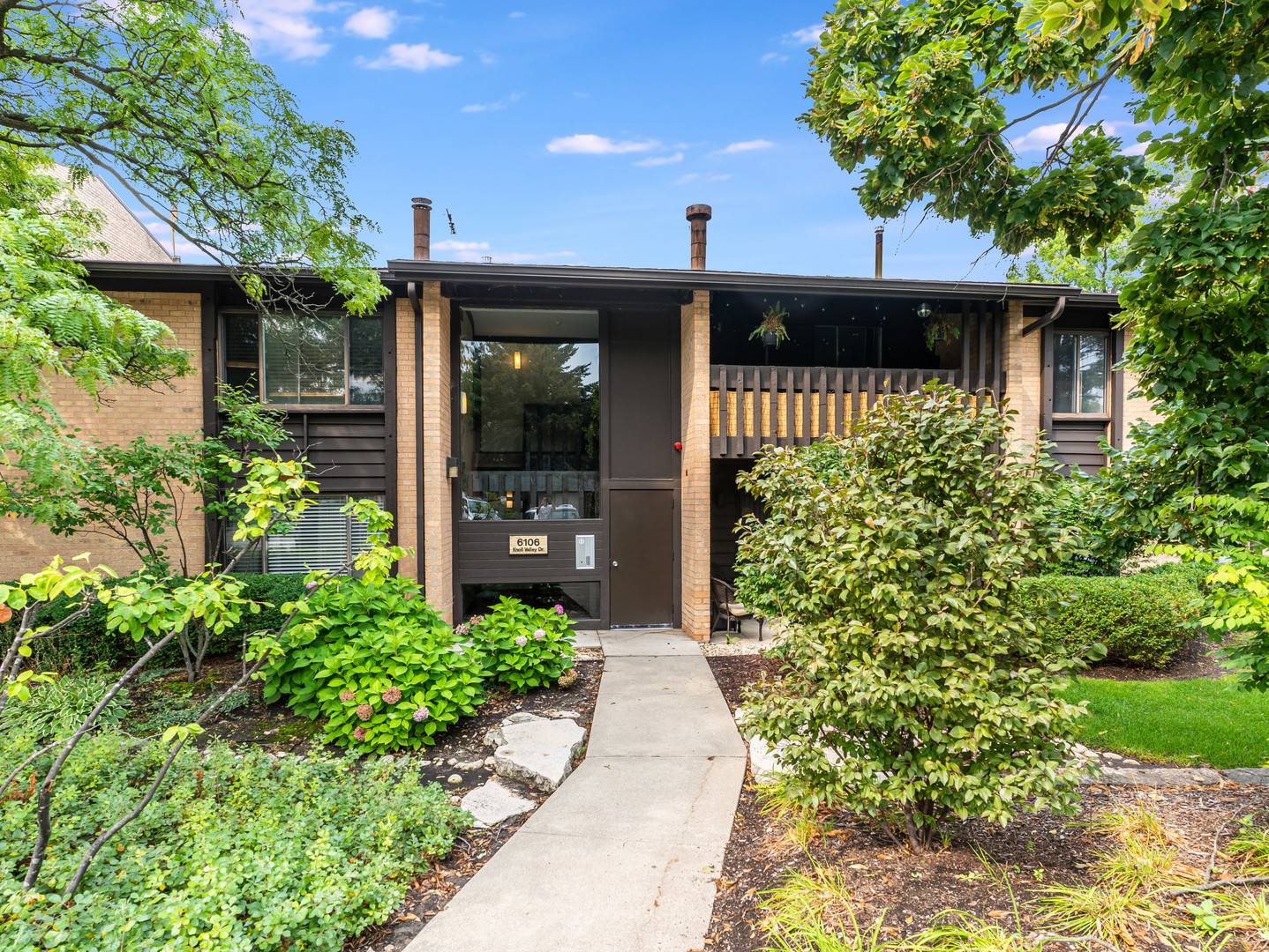 6106 Knoll Valley DR #102, Willowbrook, IL 60527