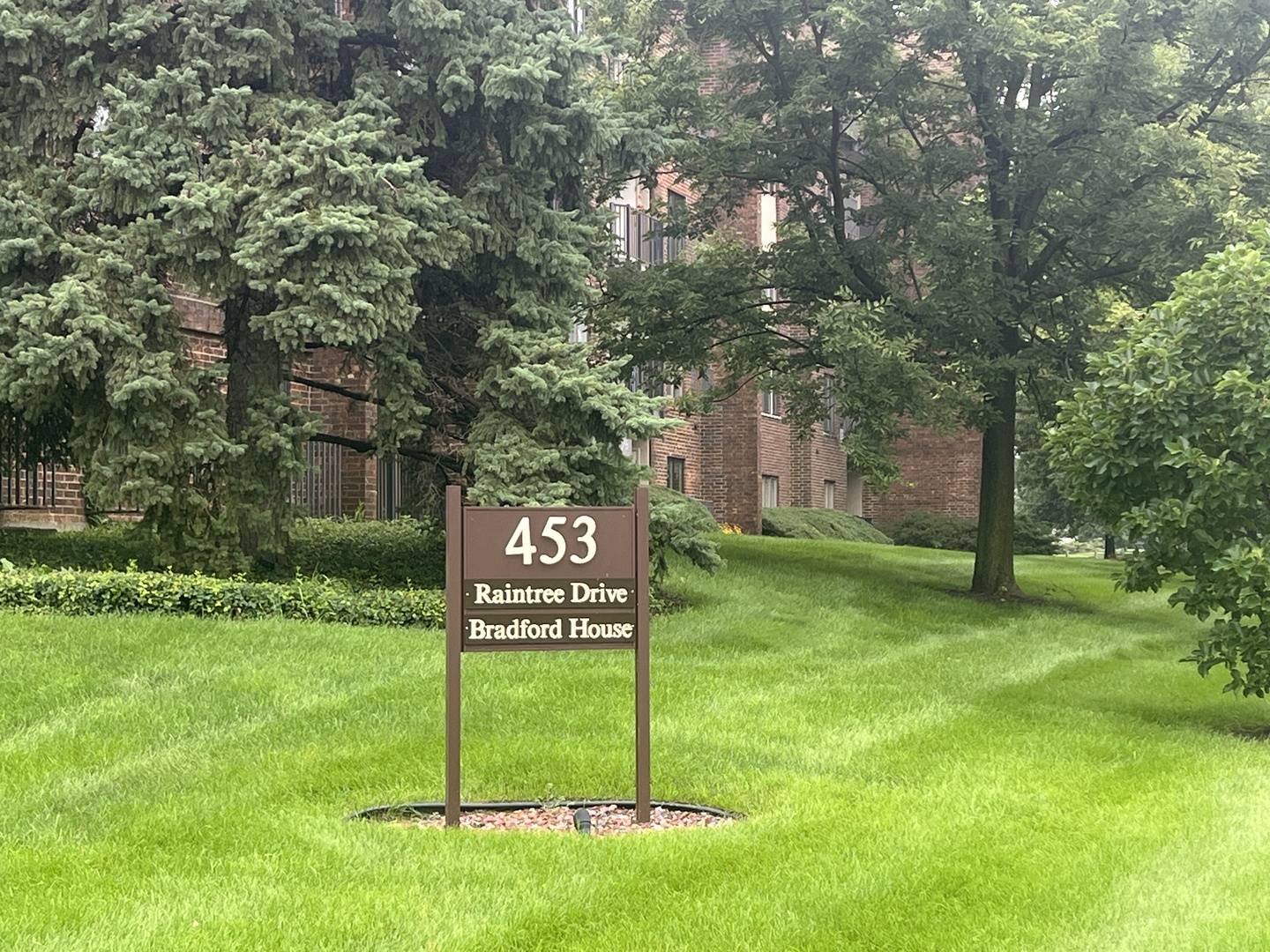 453 Raintree DR #5K, Glen Ellyn, IL 60137
