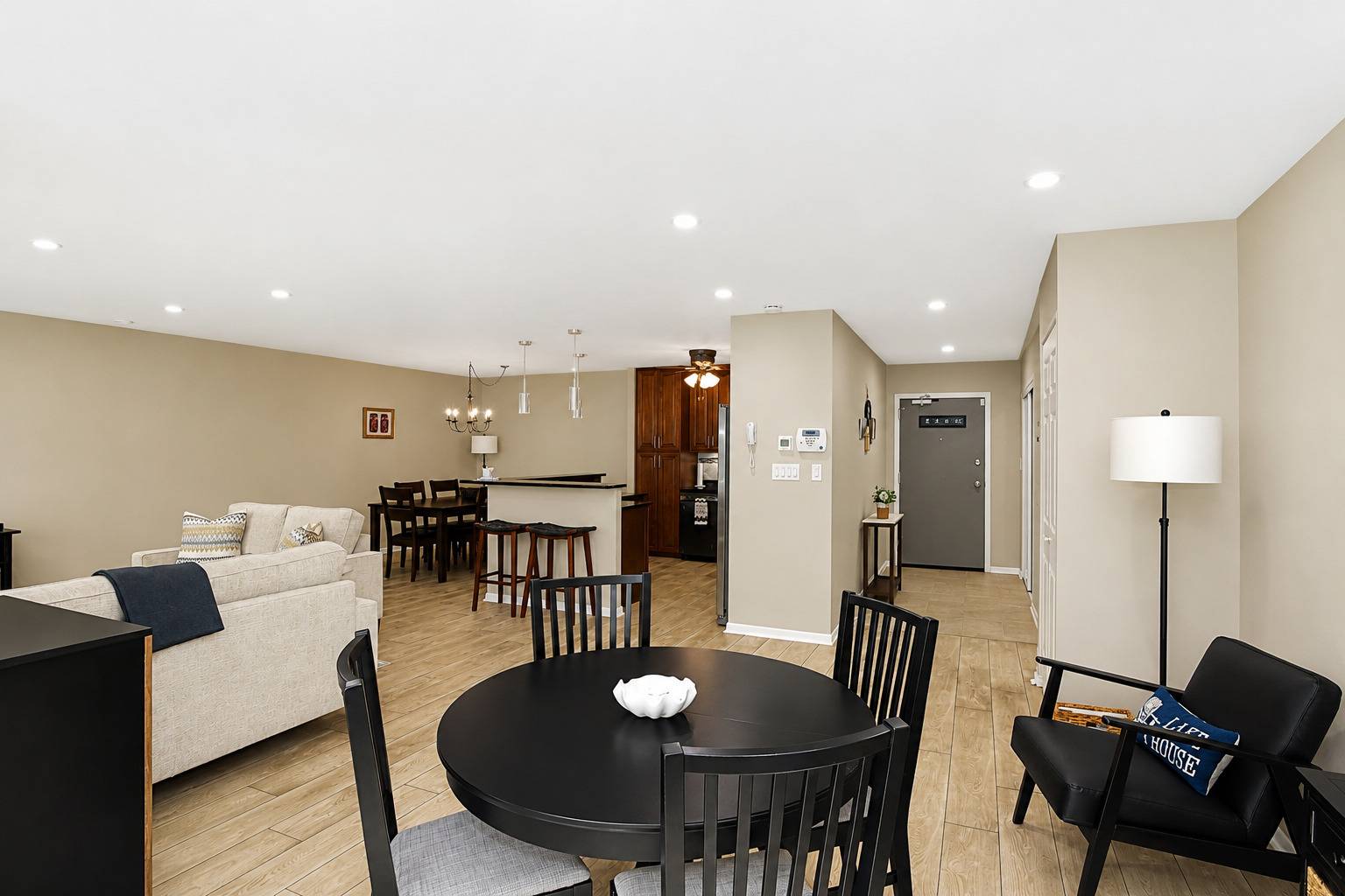 120 Lakeview DR #215, Bloomingdale, IL 60108