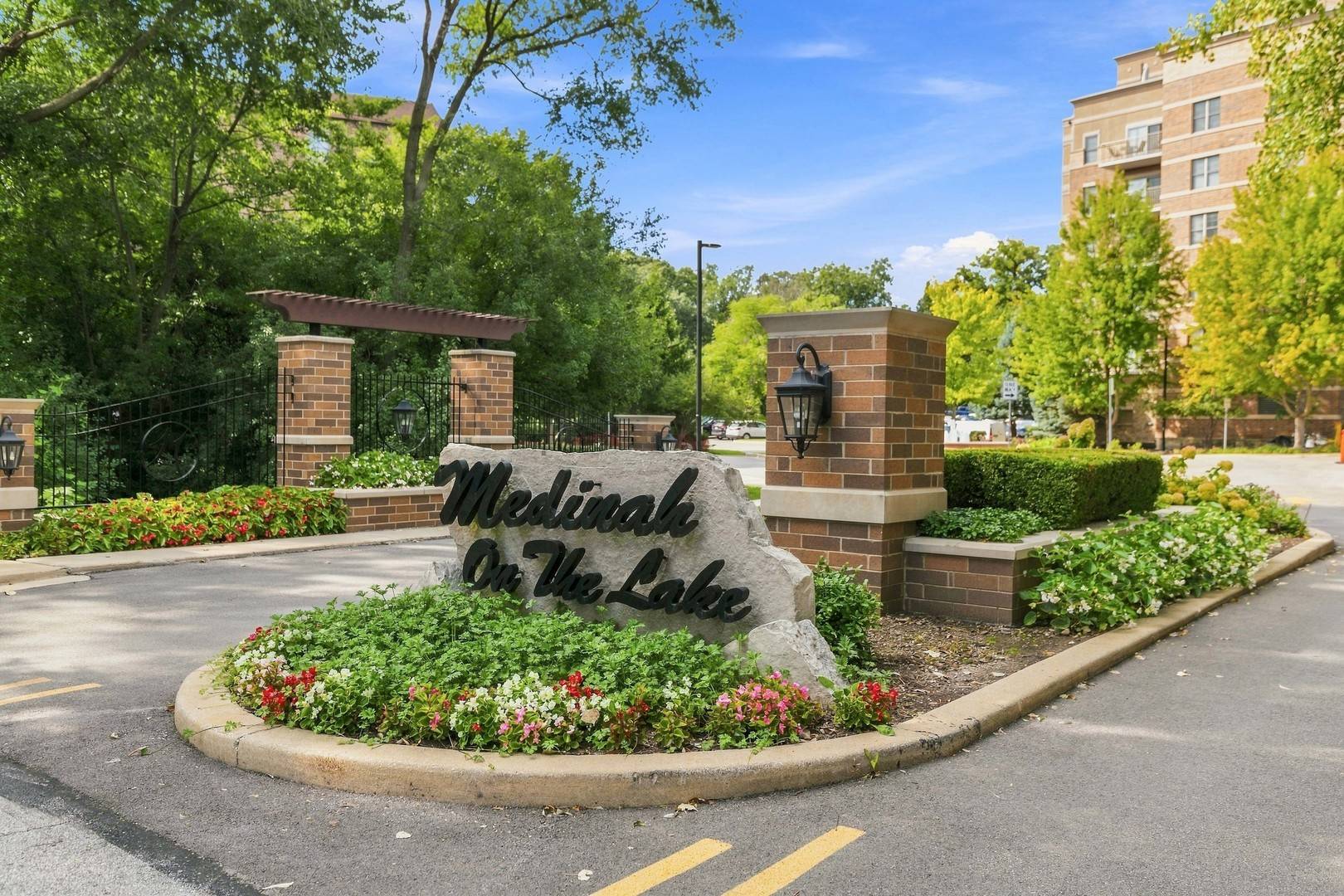 120 Lakeview DR #215, Bloomingdale, IL 60108