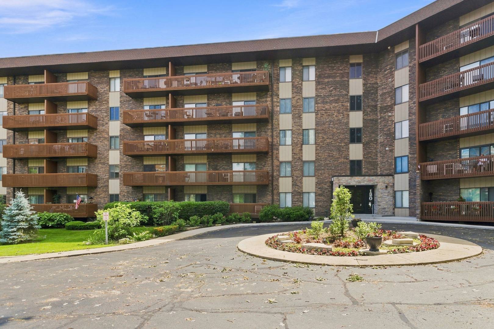120 Lakeview DR #215, Bloomingdale, IL 60108