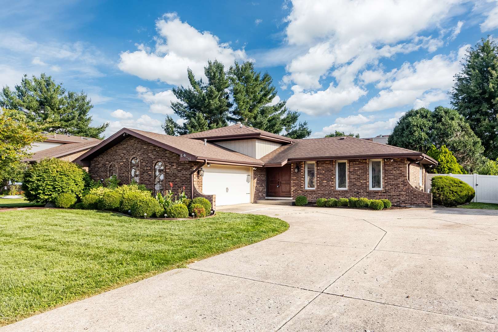 16W751 90TH ST, Willowbrook, IL 60527