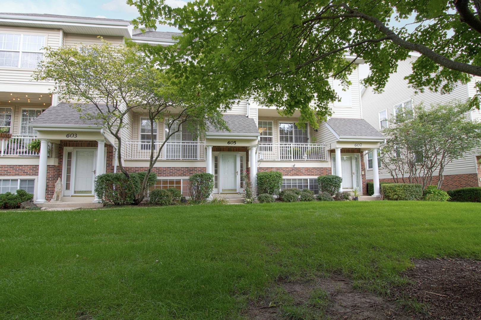 605 Pheasant TRL, St. Charles, IL 60174