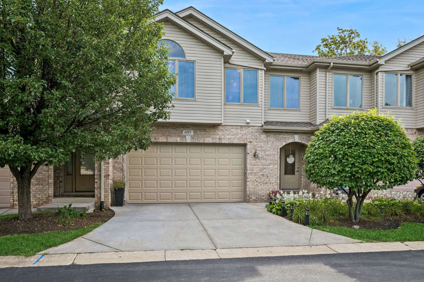 695 E Nerge RD, Roselle, IL 60172