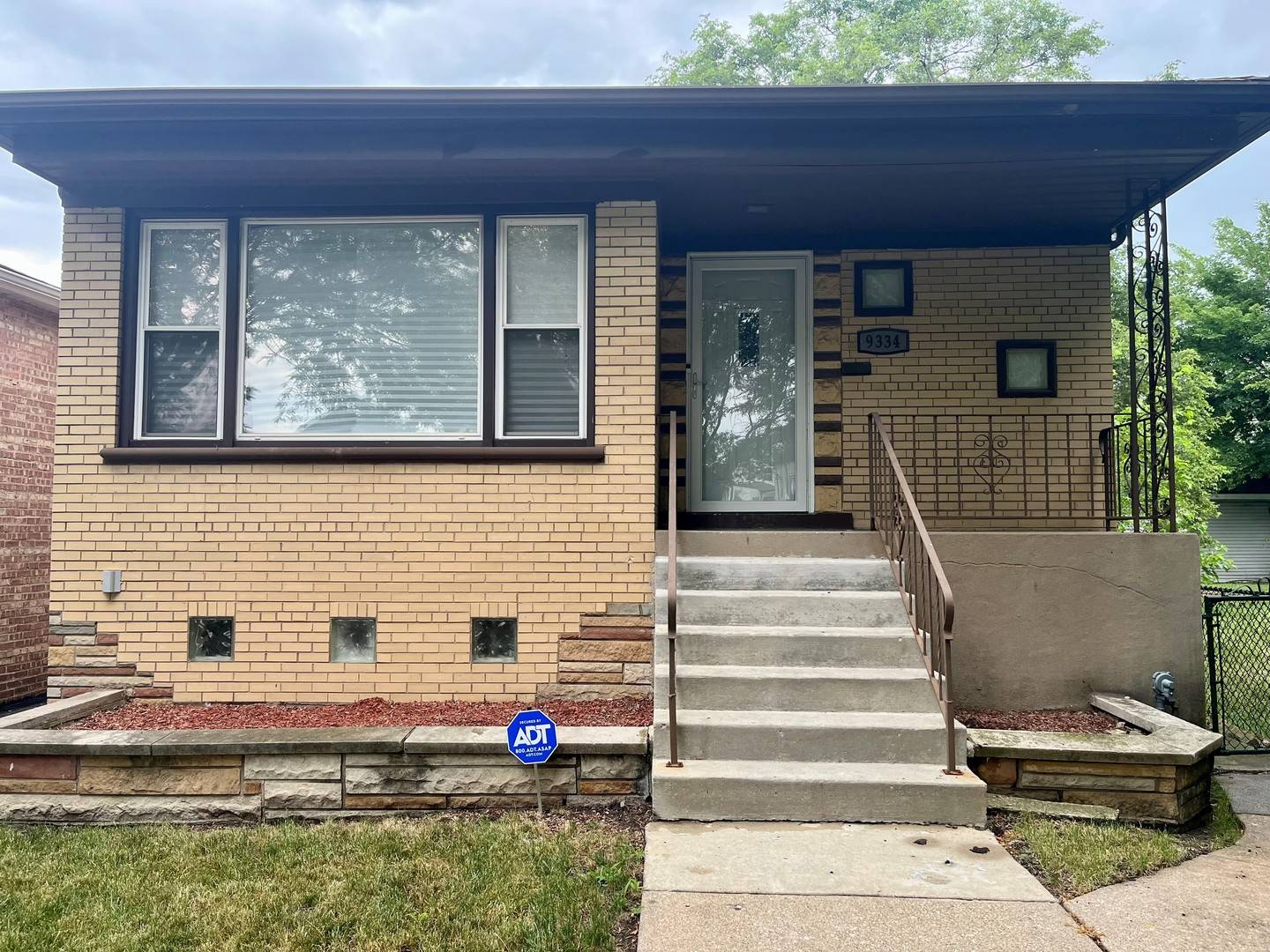 9334 S PAXTON AVE, Chicago, IL 60617