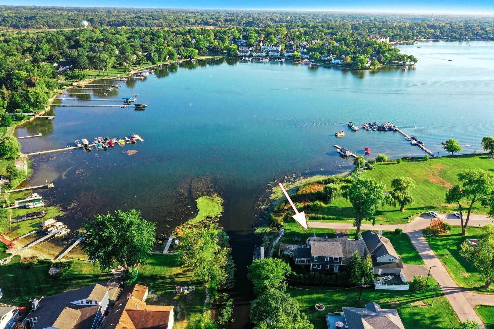 827 Edgewater Pkwy, Wauconda, IL 60084