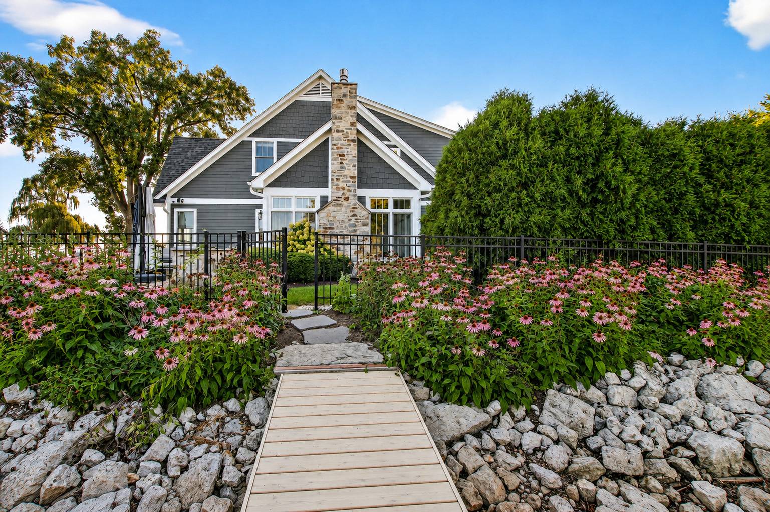 827 Edgewater Pkwy, Wauconda, IL 60084