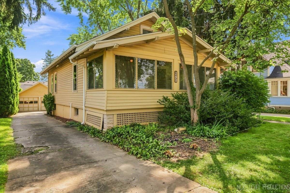 242 N Lincoln ST, Batavia, IL 60510