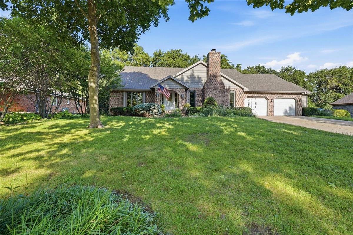 2105 Berrywood LN, Bloomington, IL 61704