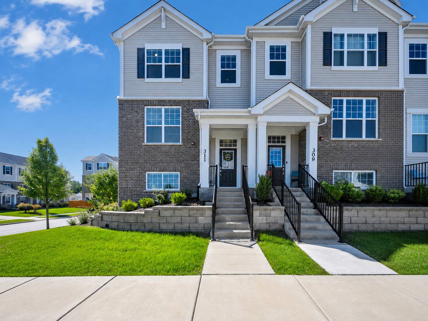 311 Timberleaf CIR, Roselle, IL 60172
